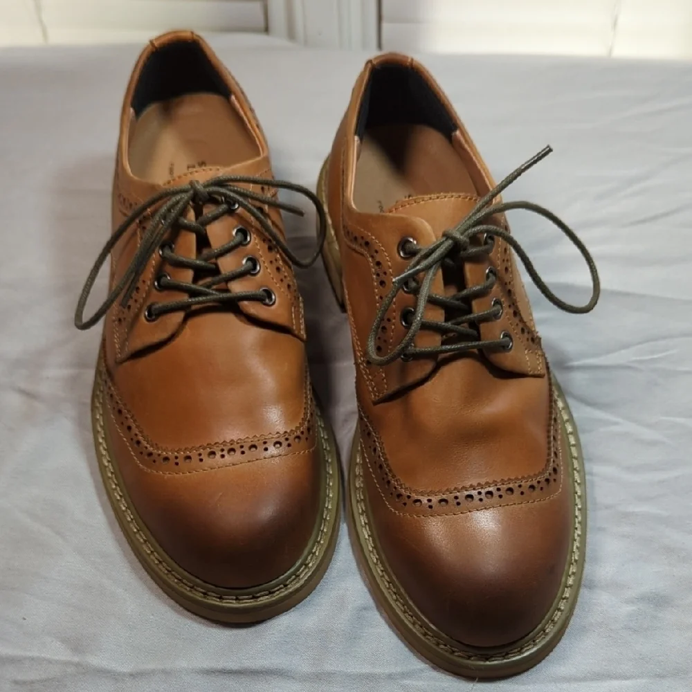 Brown Leather Oxford Shoes with Lace-Up Design